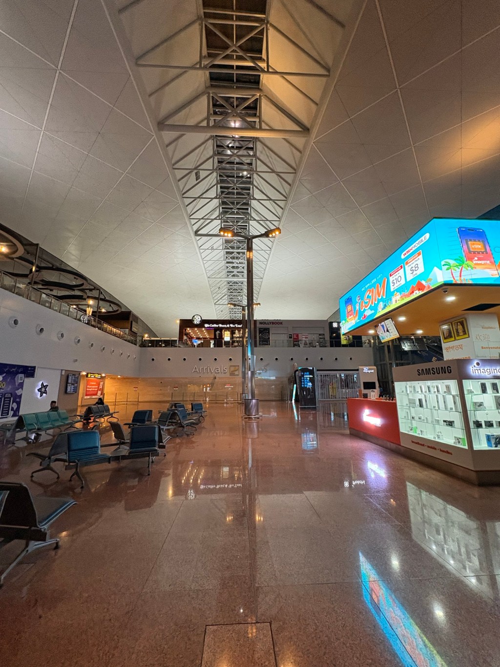 【ブルネイ・バンダルスリブガワン🇧🇳】ブルネイ国際空港深夜便、出発まで何する？空港ラウンジ滞在記